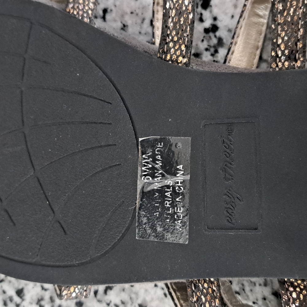 Easy Street flat sandels in bronze and silver in size 6. - Picture 2 of 3